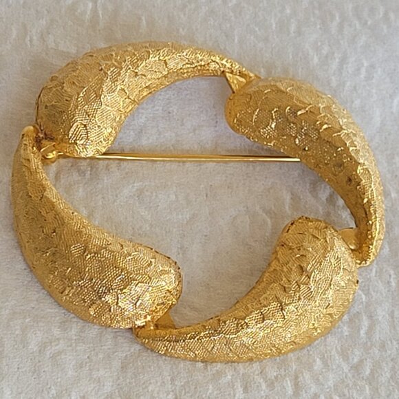 Vintage Gold Tone Textured Round Brooch - Picture 7 of 9